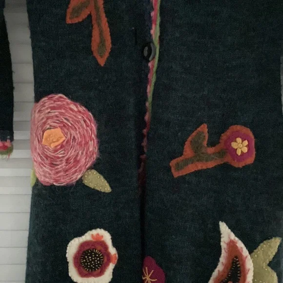 Beautiful Embroidered Sweater. - Picture 3 of 10